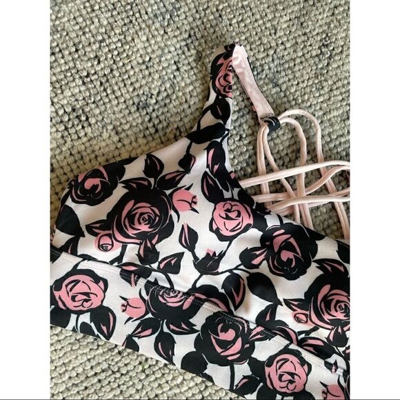NWT WILDFOX Sweat Chris Abstract Roses Strappy Sports Bra Top - Picture 2 of 7